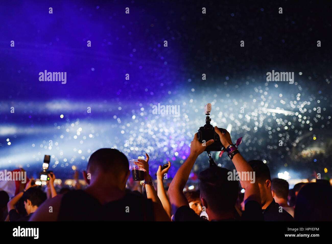 Cluj-Napoca, Rumänien-7. August 2016: Kanonen werfen Konfetti und Luftschlangen über feiernde Menge bei einem Dj Armin van Buuren live Konzert im Untold fes Stockfoto