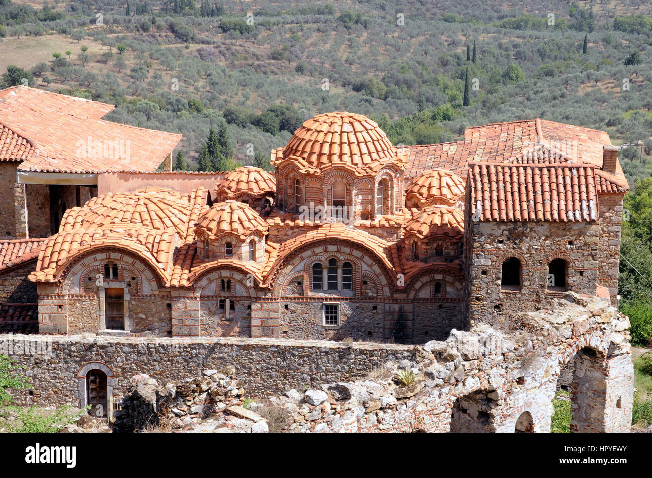 Restaurierte Gebäude in der verlassenen Stadt Mystras in der Laconia Region von Griechenland, in der Nähe von Gegenwart Sparta. Stockfoto