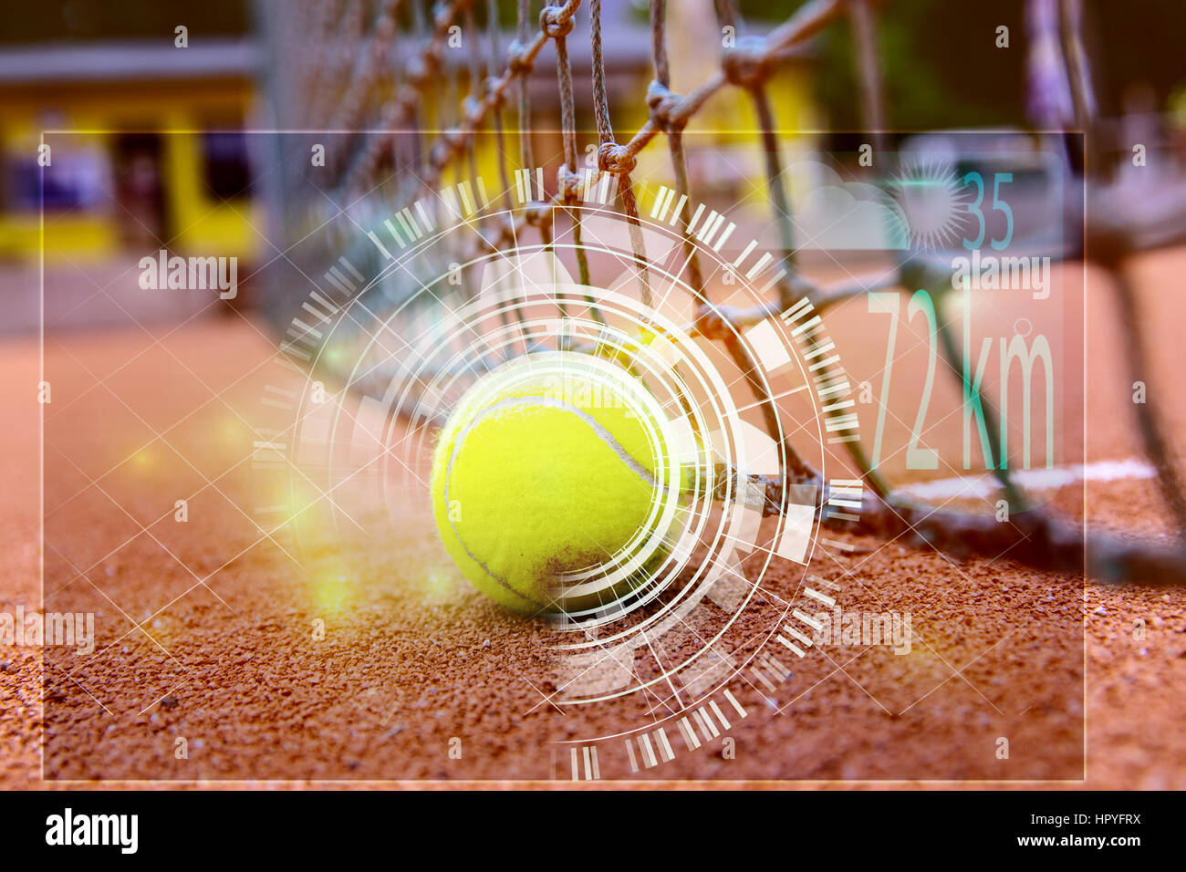 Tennisball und Tennisschläger auf einem Tennisplatz mit unscharfen Hintergrund. mit HUD Elemente der Benutzeroberfläche, virtuelle futuristischen Techno-Elemente Stockfoto