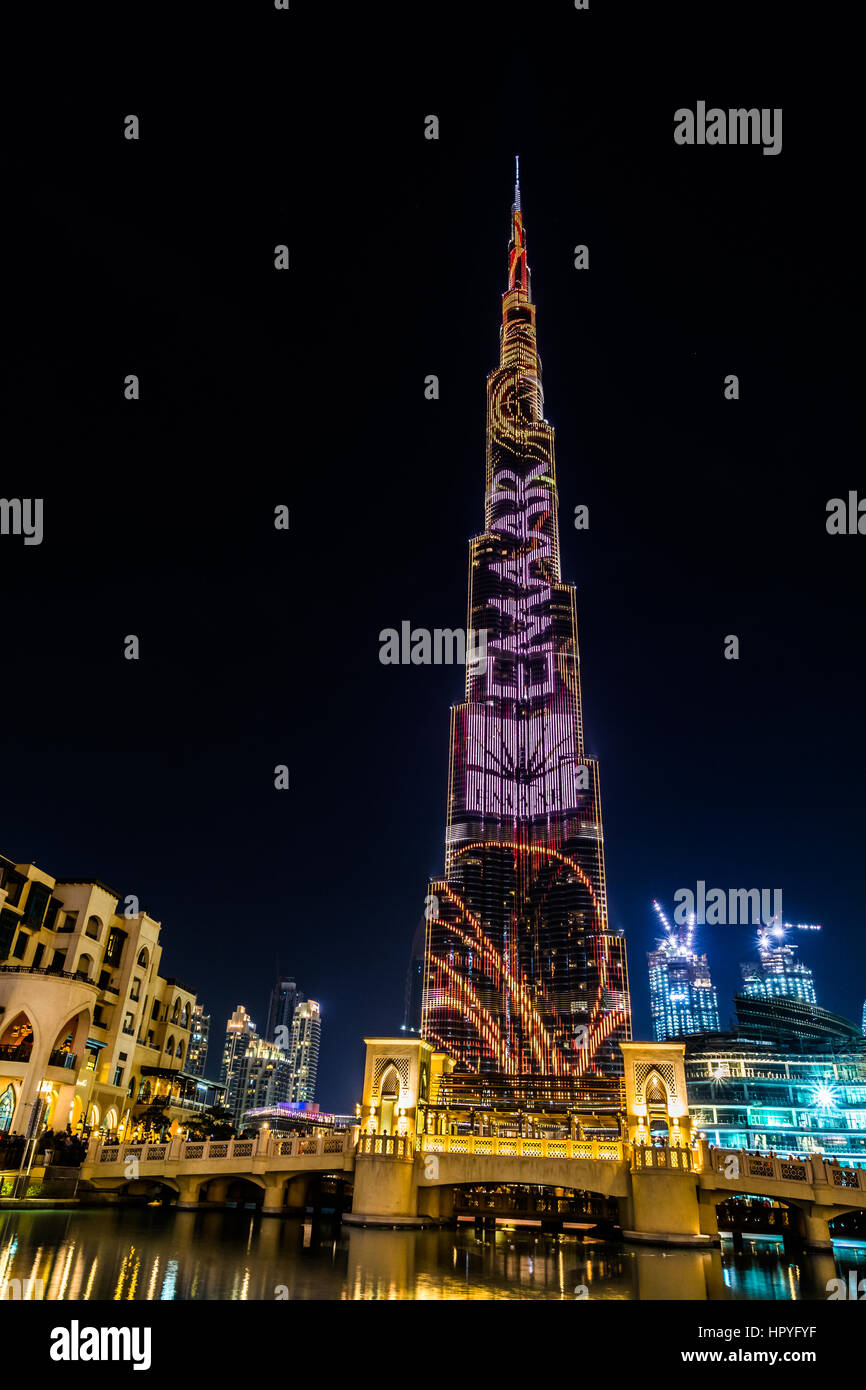 Blick auf den beleuchteten Burj Khalifa in der Nacht, Dubai, Vereinigte Arabische Emirate Stockfoto