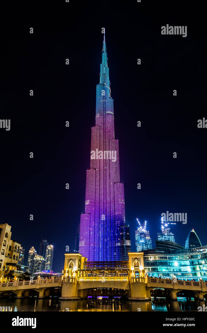 Blick auf den beleuchteten Burj Khalifa in der Nacht, Dubai, Vereinigte Arabische Emirate Stockfoto