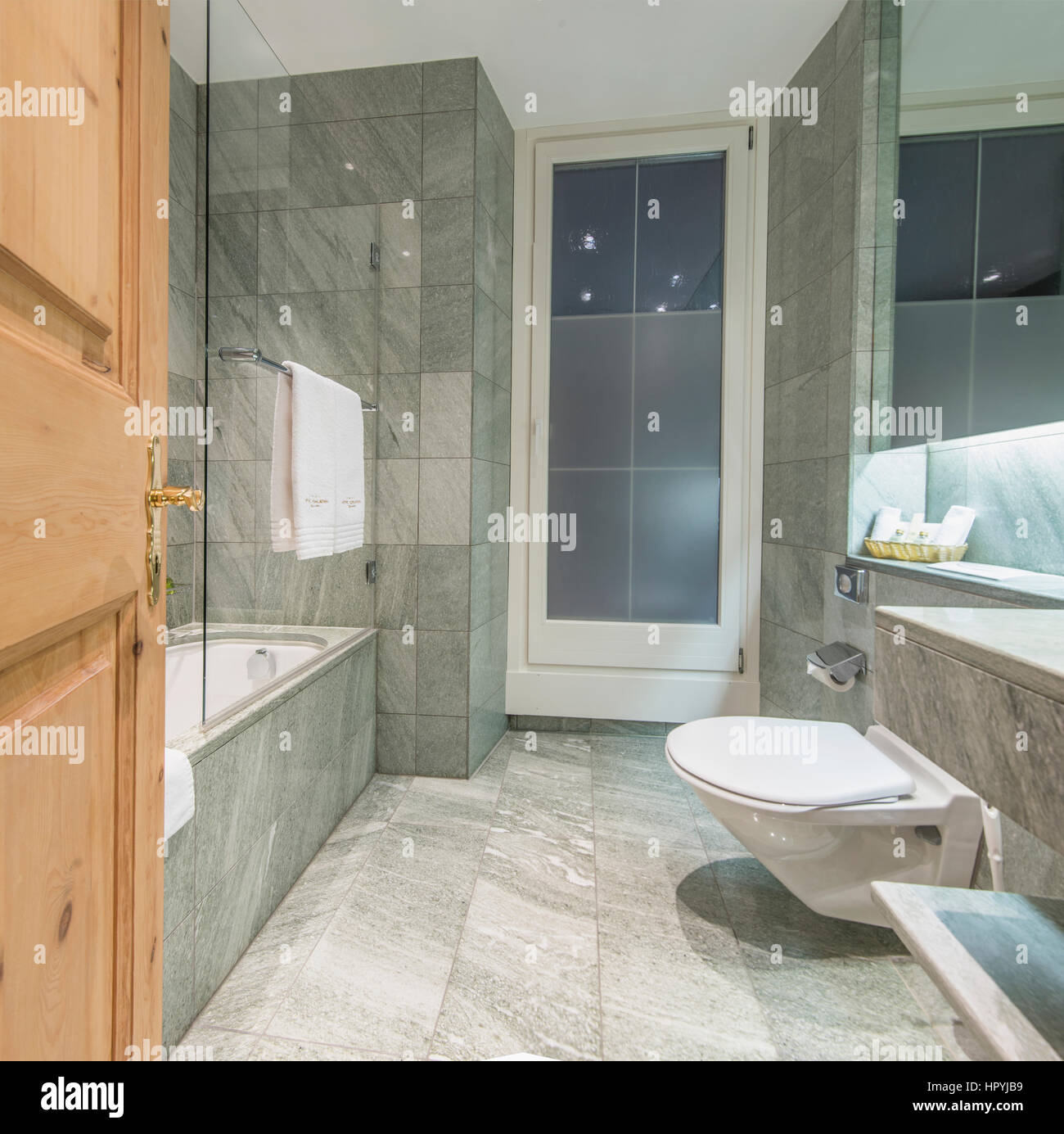 Moderne minimalistische Hotelbad mit Marmor Fliesen bedeckten Wände Interieur Stockfoto