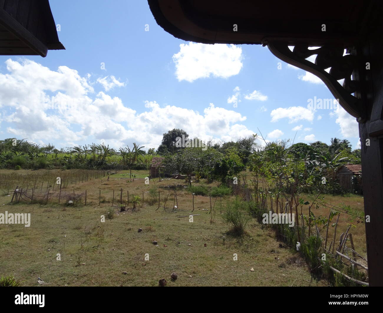 Blick auf die kubanische Landschaft aus einem alten Zug mit hölzernen Delail des Zuges in der Ecke des Bildes aus dem Valle de Los Ingenios in der Nähe von Trinidad Stockfoto