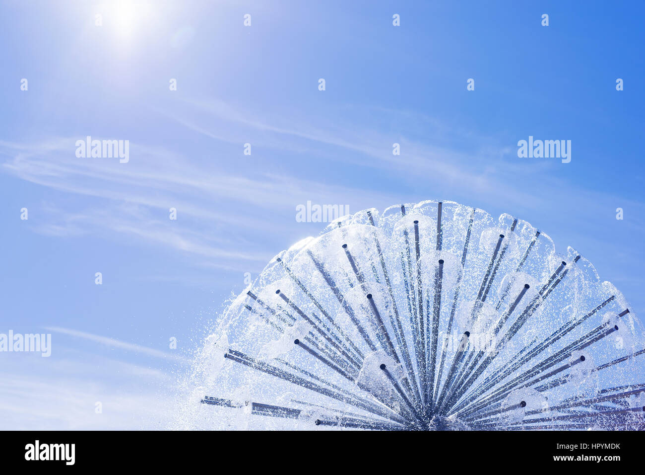 Brunnen, Himmel und Sonne. Sommer Urlaub Konzept Stockfoto