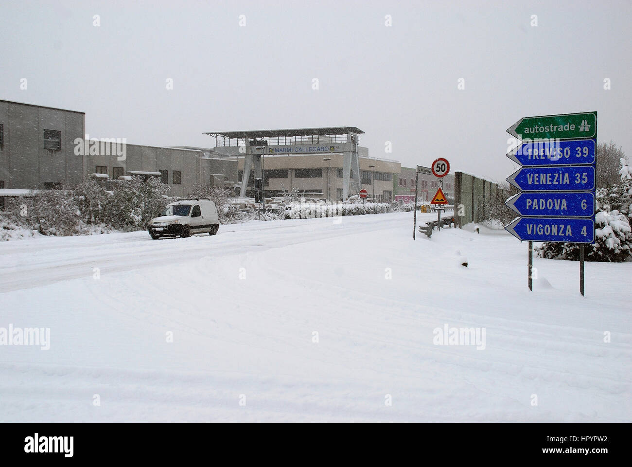 Cadonrghe, Veneto, Italien. Ein starker Schneefall verursacht viele Unannehmlichkeiten zu Treibern. Stockfoto