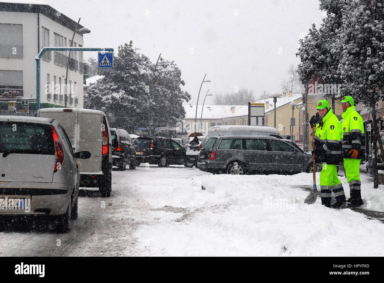 Cadoneghe, Veneto, Italien. Ein starker Schneefall verursacht viele Unannehmlichkeiten zu Treibern. Männer des Zivilschutzes reinigen die Straßen nach einem Schneefall. Stockfoto