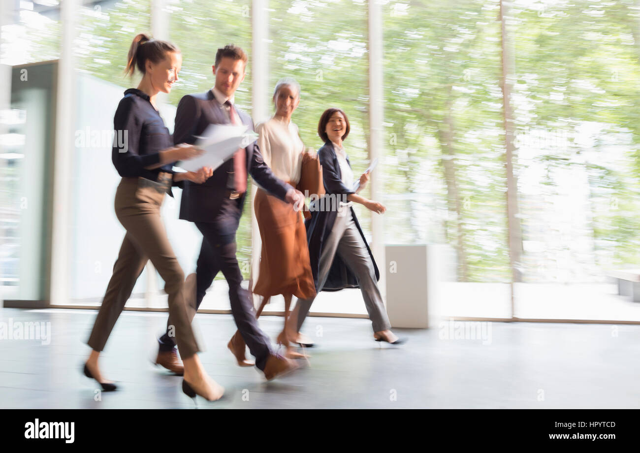 Geschäftsleute, die zu Fuß unterwegs im Büro lobby Stockfoto