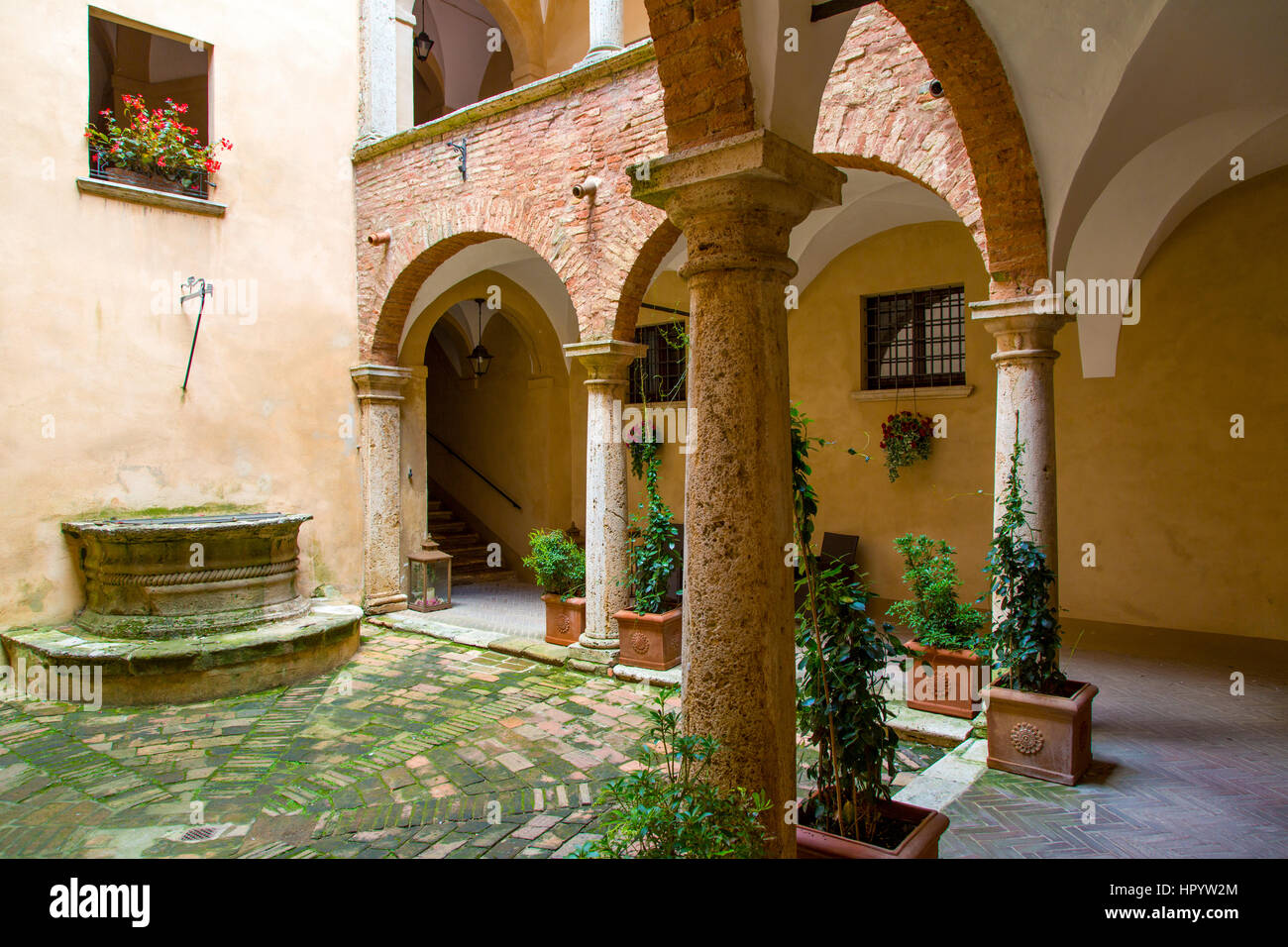 Innenhof und Brunnen, Montepulciano, Toskana, Italien Stockfoto