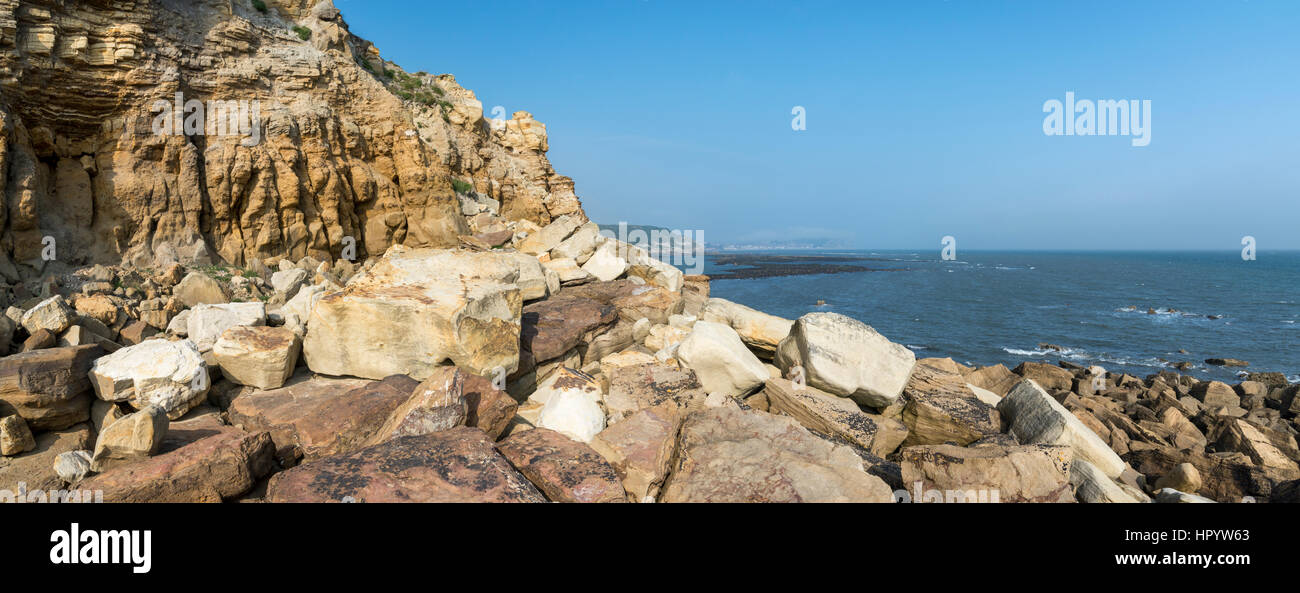 Blick vom Knipe Punkt (Osgodby) in der Nähe von Scarborough auf der Küste von North Yorkshire, England. Ein schöner sonniger Tag auf der felsigen Landzunge. Stockfoto