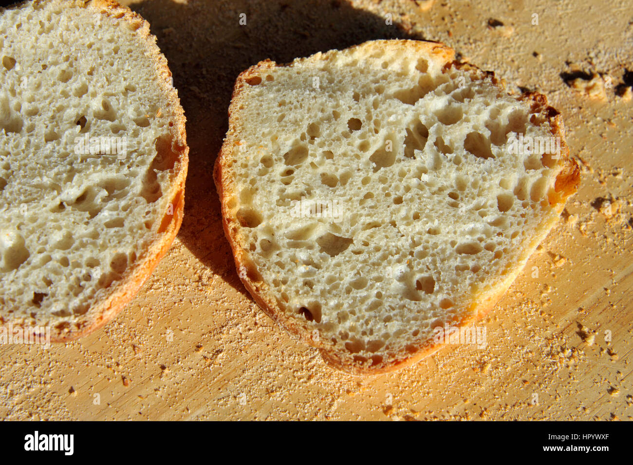 Homemade Schnittbrot knuspriges weiße Sauerteig hergestellt aus natürlichen Wilde Hefe Sauerteig-Starter-Kultur. Stockfoto