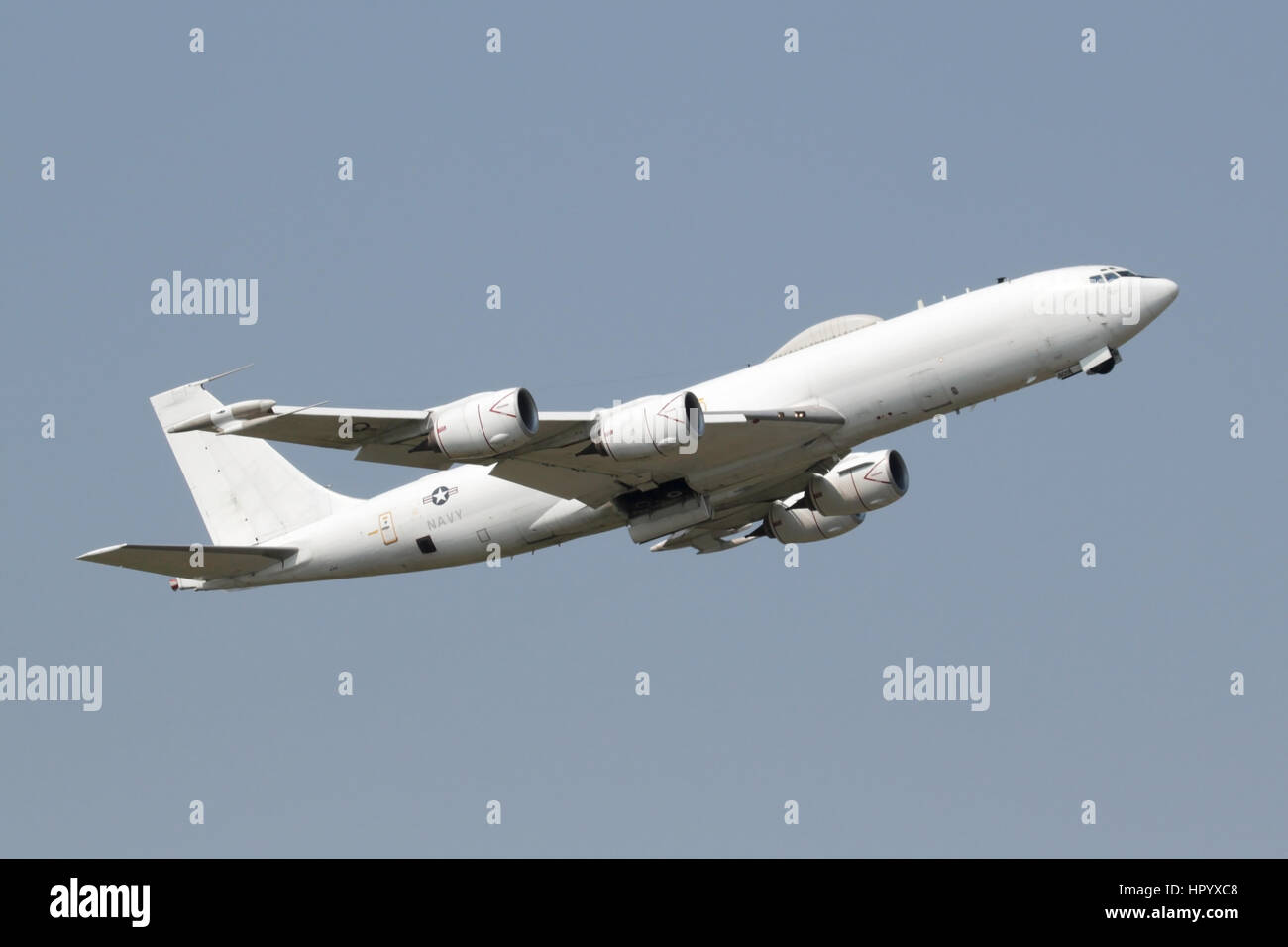 Ein Us Marine E 6 B Quecksilber Klettern Aus Der Raf Mildenhall Diese Flugzeuge Werden Verwendet Um Die Kommunikation Mit Getauchten Raketen U Boote Stockfotografie Alamy