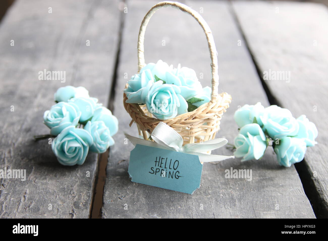 Strauß Frühlingsblumen in Korb, Hallo Frühling Stockfoto