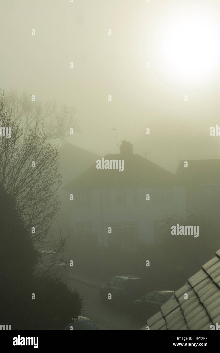 London England Vorort mit dichtem Nebel oder Dunst Stockfoto