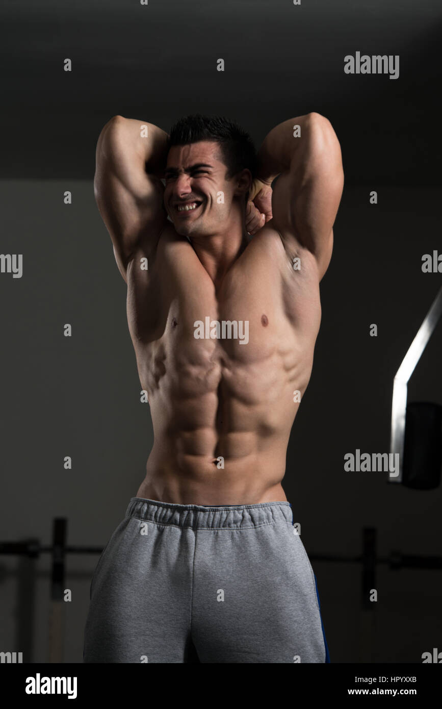 Portrait eines jungen Fit körperlich Mann zeigen, dass seine gut ...