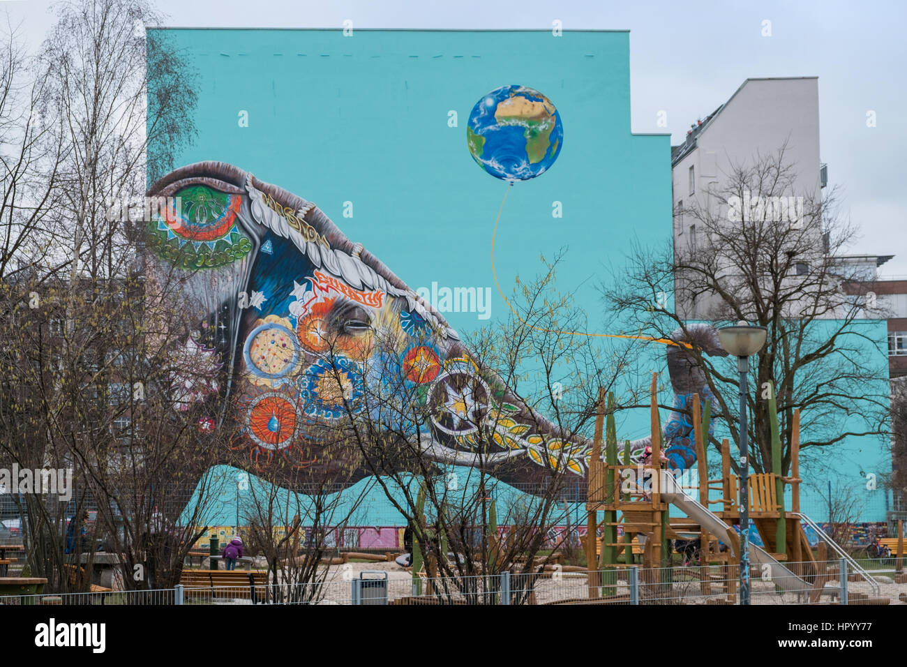 Berlin, Deutschland-25. Februar 2017: riesige Wandmalerei eines Elefanten spielen mit einem Ballon von Jadore Tong aka S.Y.R.U.S in Berlin, Deutschland Stockfoto