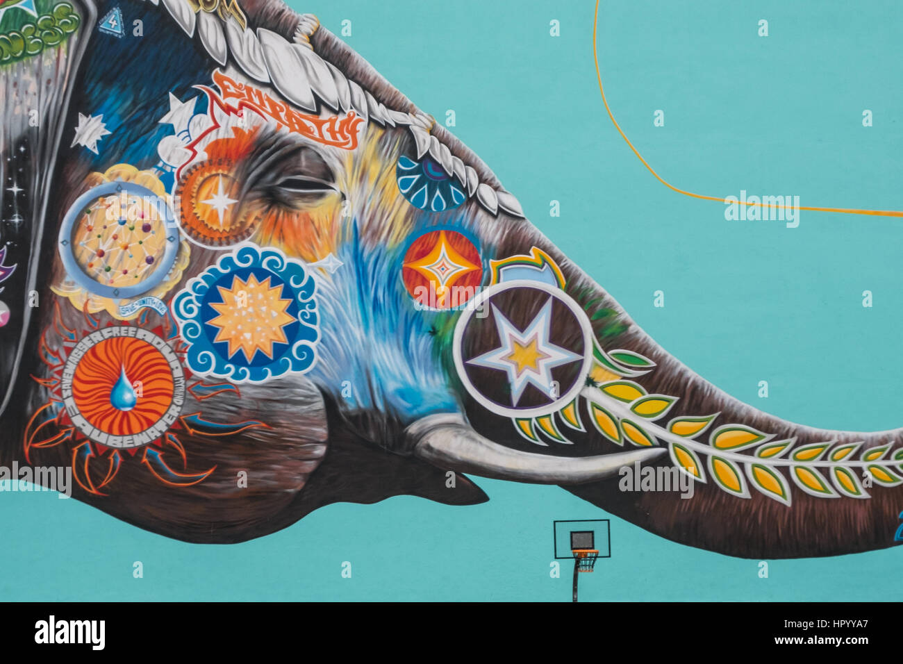 Berlin, Deutschland-25. Februar 2017: riesige Wandmalerei eines Elefanten spielen mit einem Ballon von Jadore Tong aka S.Y.R.U.S in Berlin, Deutschland Stockfoto