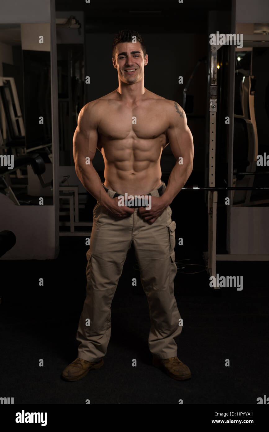 Bodybuilder posiert In verschiedenen Posen zeigen ihre Muskeln ...