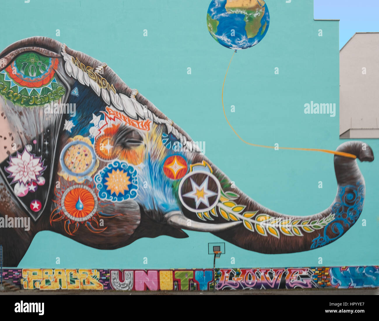 Berlin, Deutschland-25. Februar 2017: riesige Wandmalerei eines Elefanten spielen mit einem Ballon von Jadore Tong aka S.Y.R.U.S in Berlin, Deutschland Stockfoto