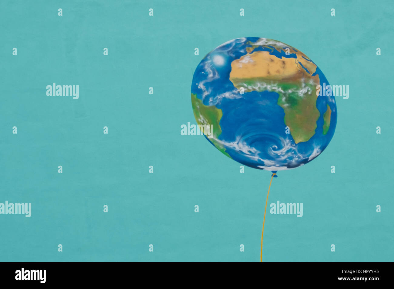 Berlin, Deutschland-25. Februar 2017: die Welt, wie ein Ballon auf eine Wand gemalt. Dies ist ein Teil eines riesigen Wandgemäldes von Jadore Tong aka S.Y.R.U.S zeigt eine Stockfoto