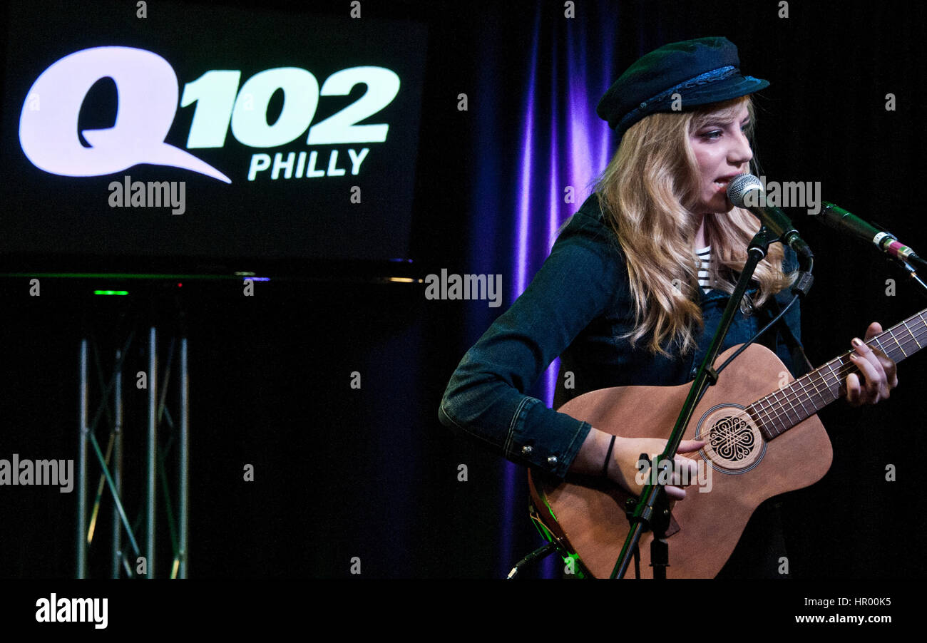 Bala Cynwyd, PA, USA. 17. Februar 2017. US-amerikanischer Singer-Songwriter Hailey Knox besucht Q102 Performance Theater, © Paul Froggatt/FamousPix/Alamy Stockfoto