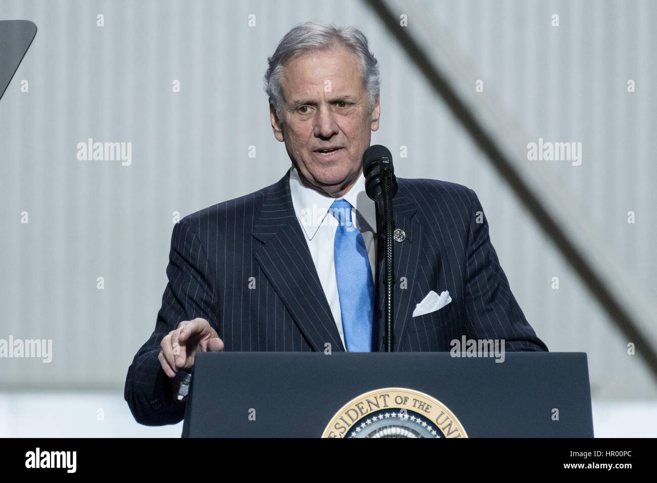 South Carolina Gouverneur Henry McMaster richtet sich Boeing Mitarbeiter vor US-Präsident Donald Trump während das Debüt der neuen Boeing 787-10 Dreamliner Flugzeuge im Boeing Werk 17. Februar 2016 in North Charleston, SC Trumpf Besuch kommt zwei Tage nachdem Arbeiter im Werk von South Carolina gewählt, gewerkschaftliche Vertretung in einem Zustand wo Trump handlich gewann abzulehnen. Stockfoto