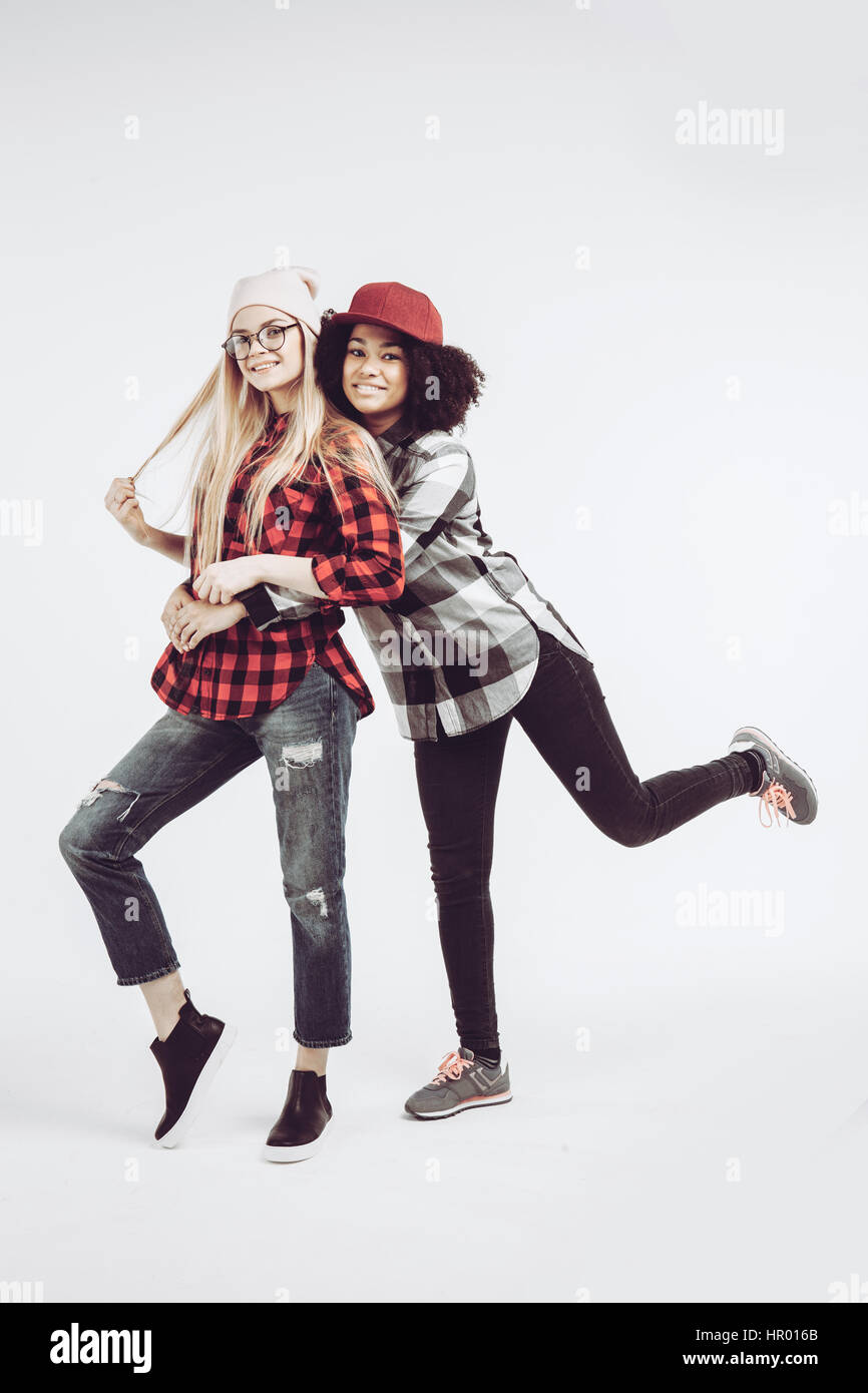 Lebensstil Studioportrait von zwei beste Freunde Hipster-Mädchen tragen stilvolle helle Outfits, verrückt und tolle Zeit zusammen. Isoliert auf wh Stockfoto