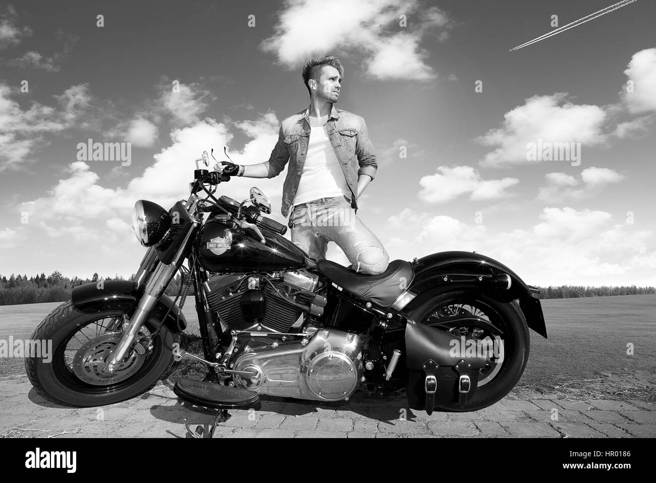Junge Biker Mann mit seiner Harley Davidson Stockfotografie Alamy