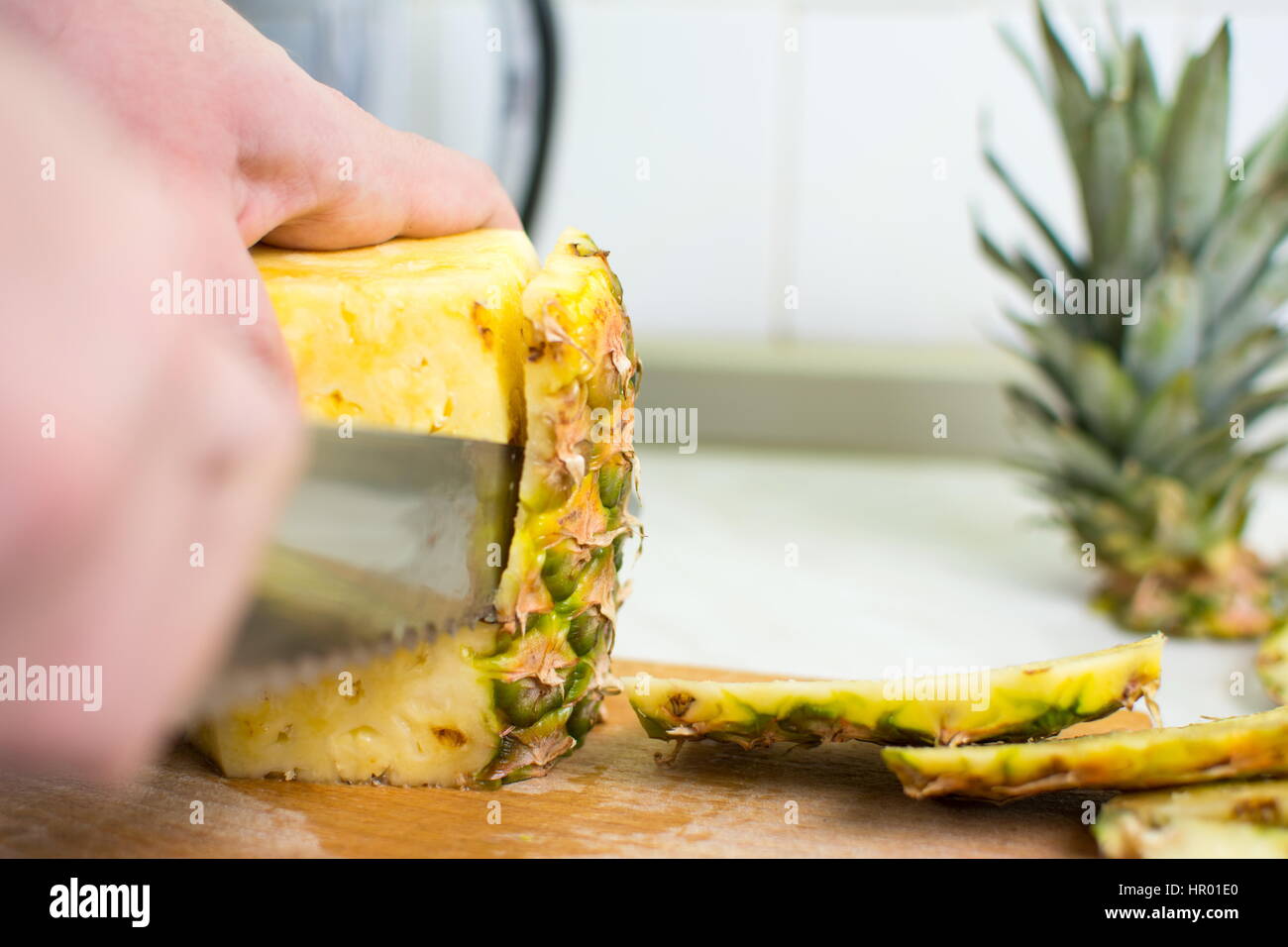 Männliche Hände frische Ananas Haut peeling hautnah Stockfoto