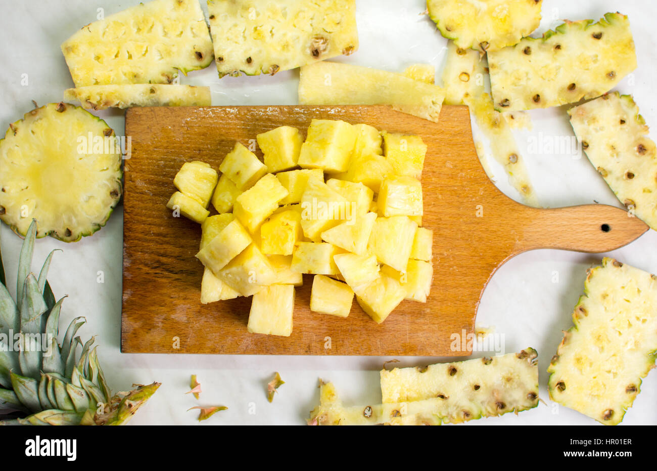 Früchte Ananasscheiben auf einem Holzbrett Stockfoto