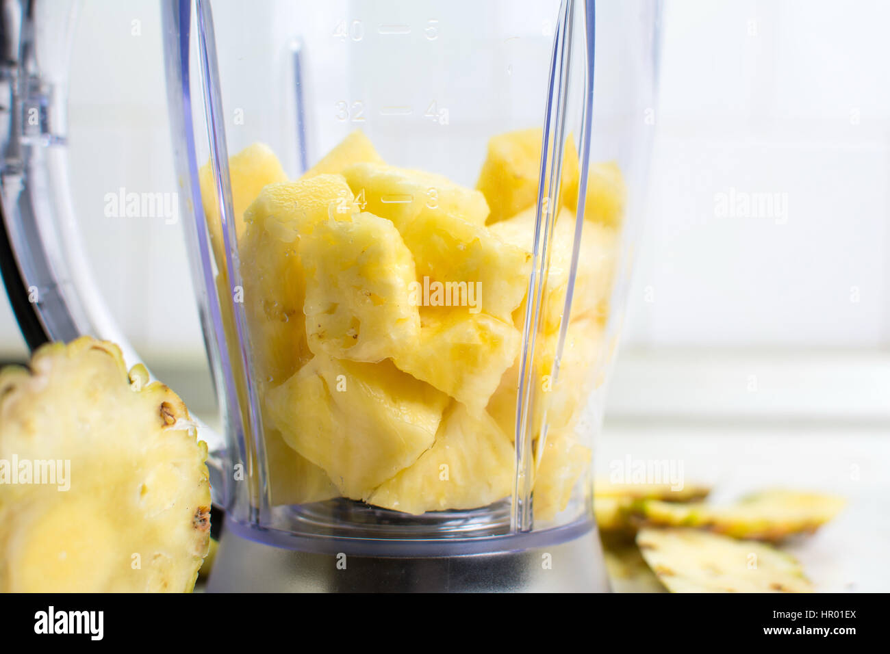 Ananasscheiben in einem Mixer für einen gesunden Saft Stockfoto
