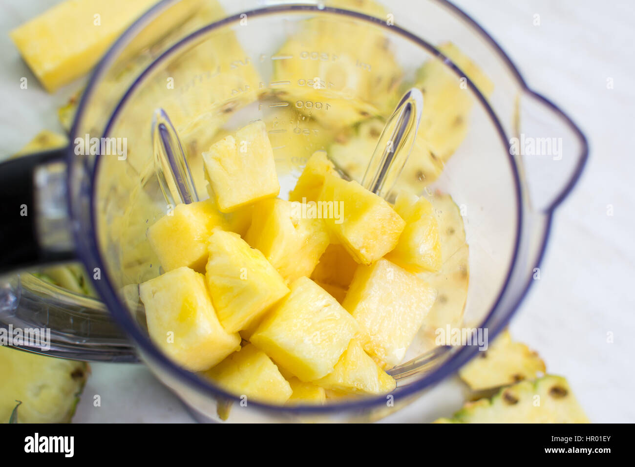 Geschnittene Ananas in einem Mixer für die Herstellung von smoothie Stockfoto