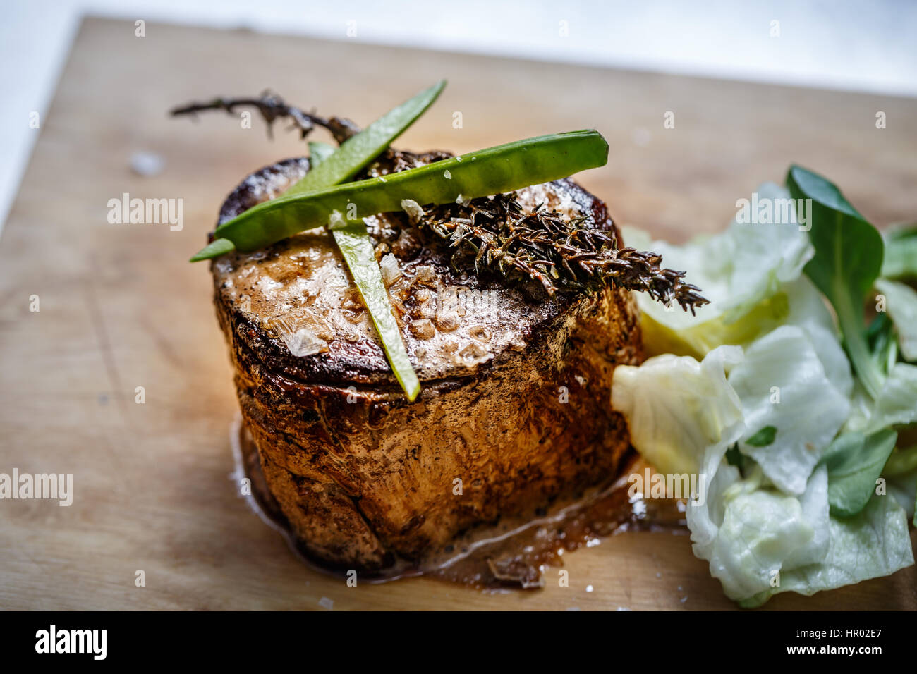 Mittel-Braten-Rib-Eye-Steak mit Salat serviert Stockfoto