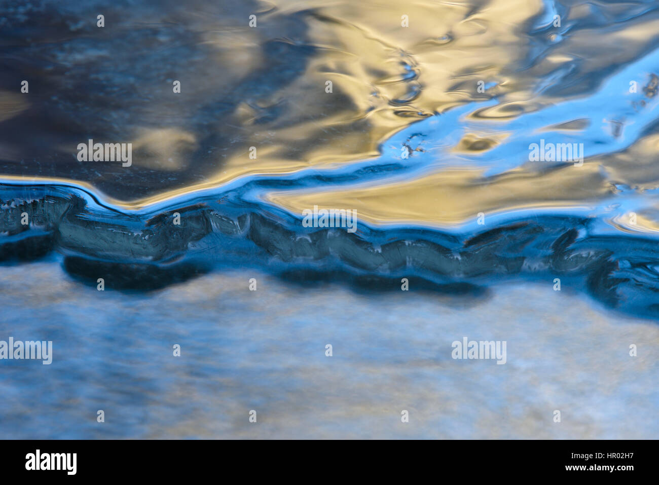 Lichtreflektierende Eisschild, Quelle Fluss Warme Bode in der Nähe von Braunlage, Niedersachsen, Deutschland Stockfoto