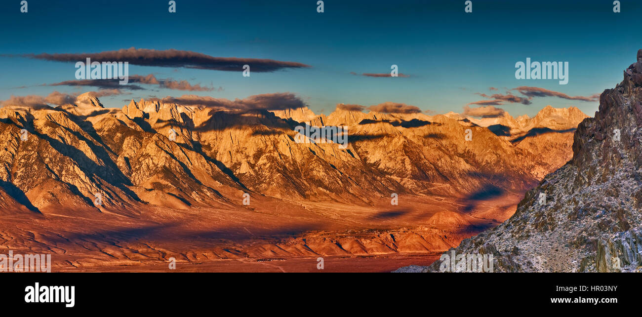 Östliche Sierra Nevada mit Mt Whitney gesehen über Owens Valley von Cerro Gordo Straße in Inyo Bergen bei Sonnenaufgang, Kalifornien, USA Stockfoto