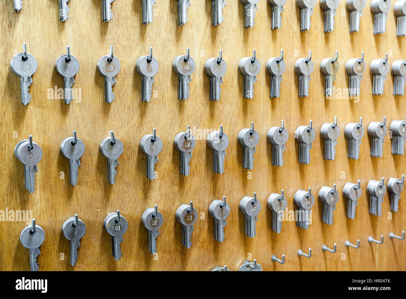 zu mehreren Haken hängen gibt es mehrere Schlüssel Stockfoto