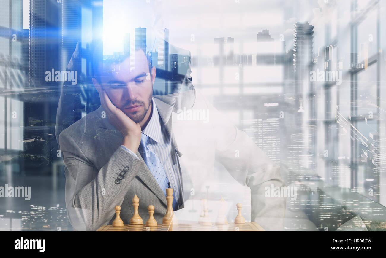 Er braucht Gewinnstrategie. Mixed-media Stockfoto