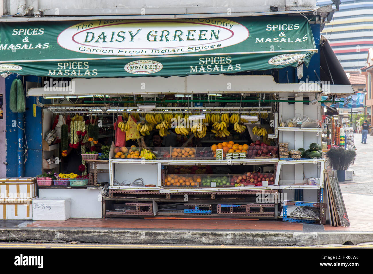 Lebensmittelgeschäft in Malaysia. Lagern Sie Obst, Gewürze und Gemüse auf einer Stadtstraße Johor Bahru. Stockfoto