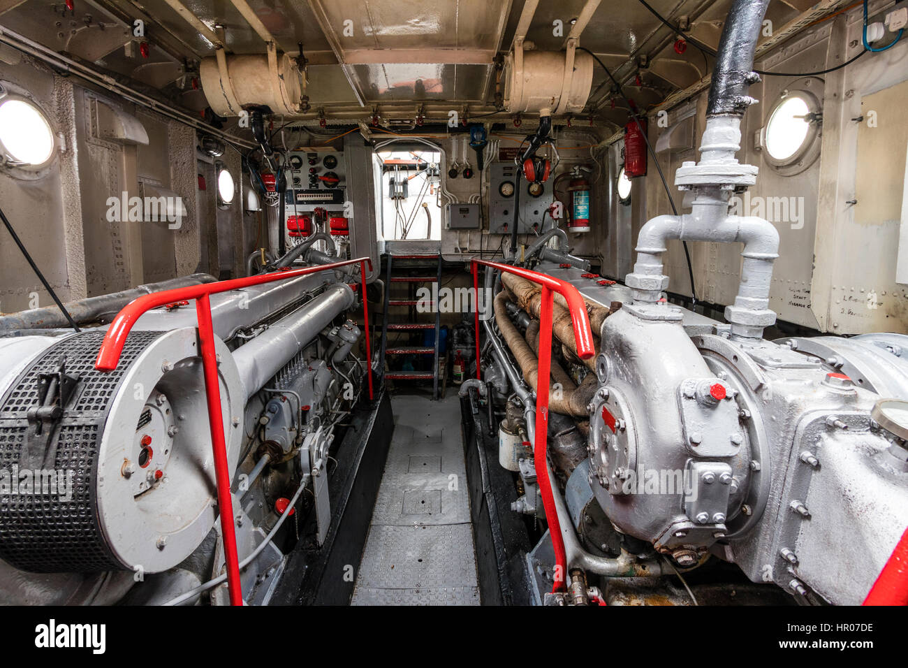 P22, Typ 21 US Naval Rhein Kanonenboot aus den 1950er Jahren restauriert. Innenraum, Motor Zimmer mit zwei Dieselmotoren. Stockfoto