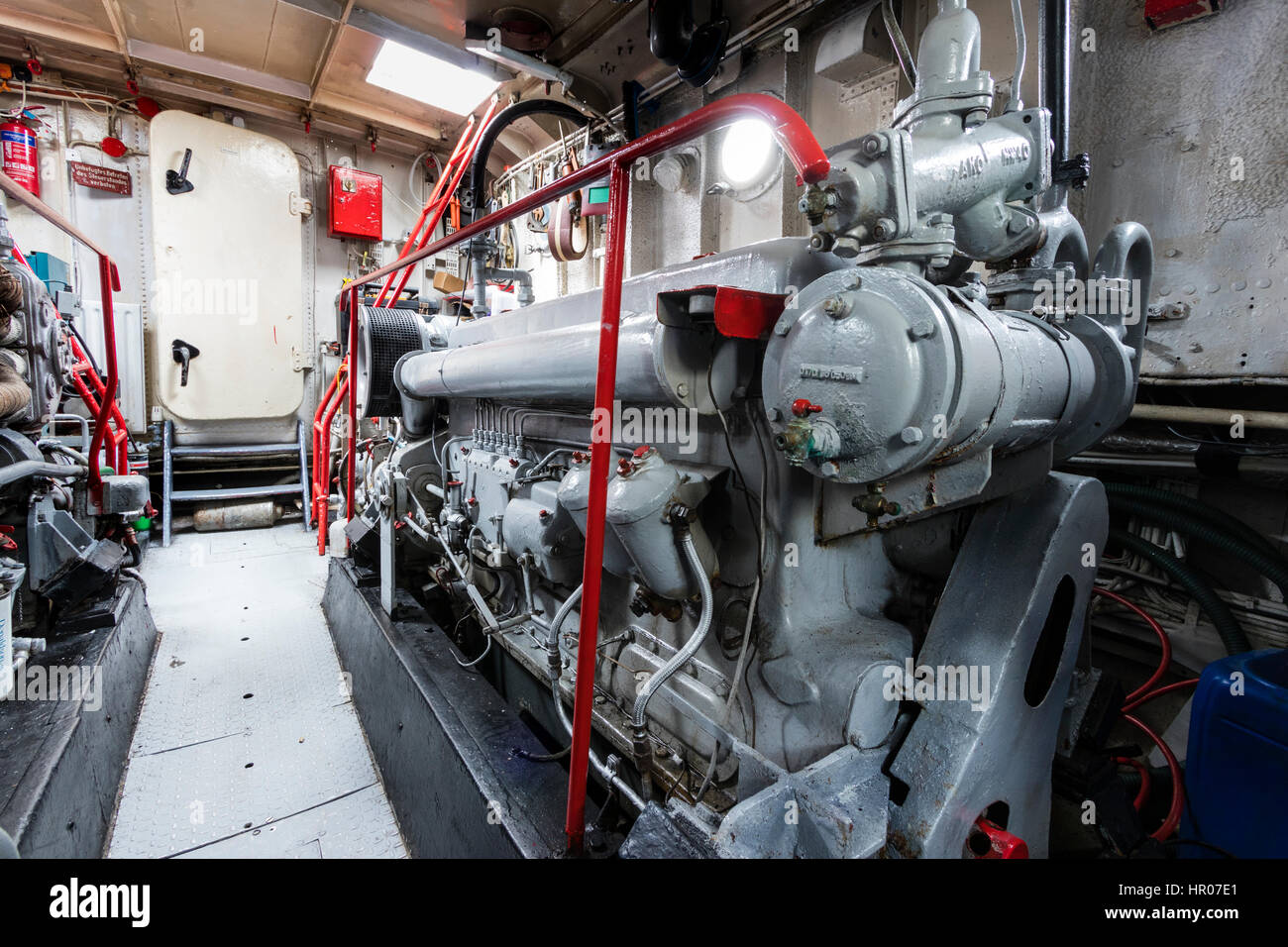 P22, Typ 21 US Naval Rhein Kanonenboot aus den 1950er Jahren restauriert. Innenraum, Motor Zimmer mit zwei Dieselmotoren. Stockfoto