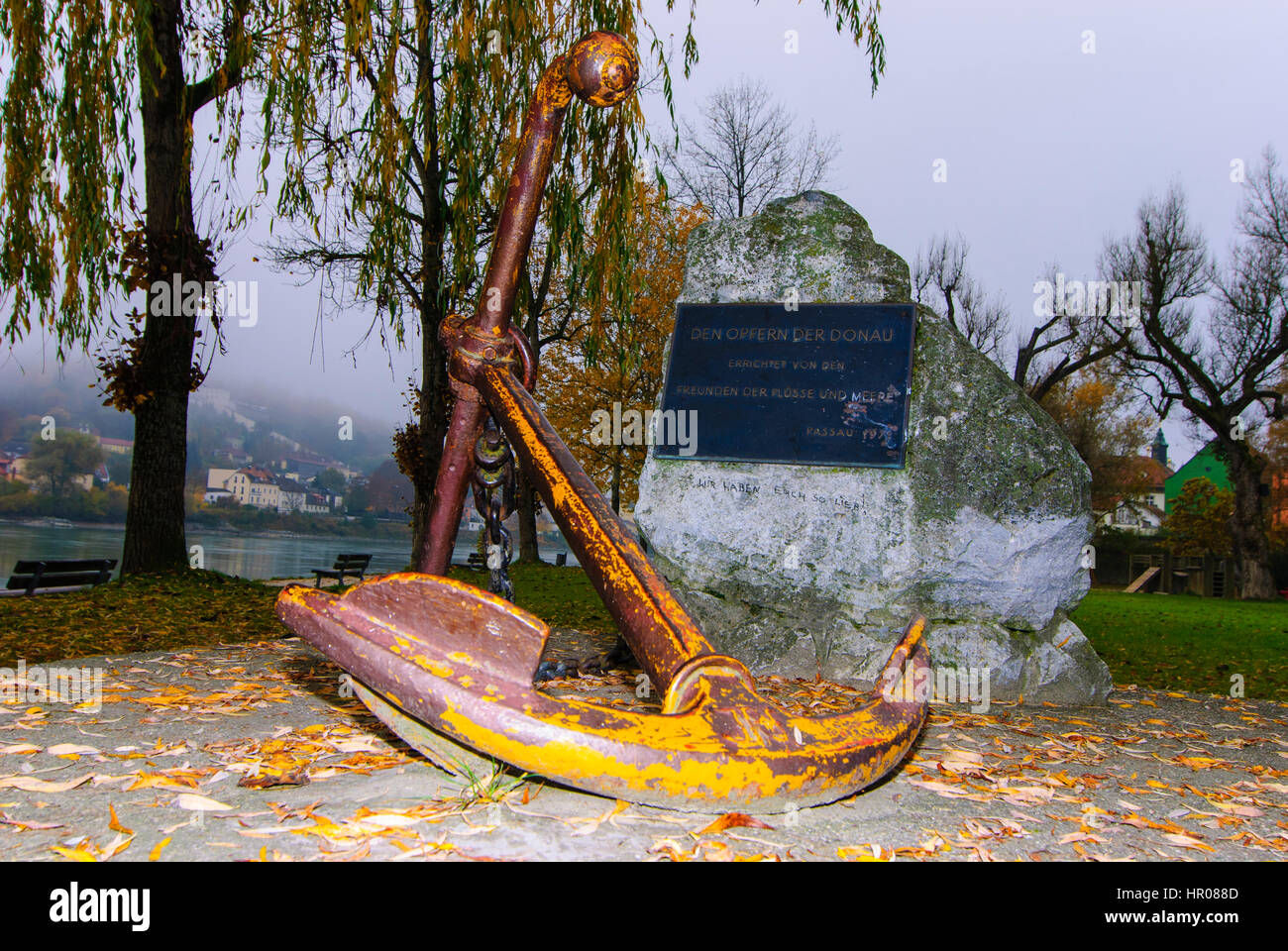 Passau, drei Flüsse Zusammenströmen (Inn, Donau, Ilz) mit Denkmal für die Opfer der Donau, Niederbayern, Niederbayern, Bayern, Bayern, Deutschland Stockfoto