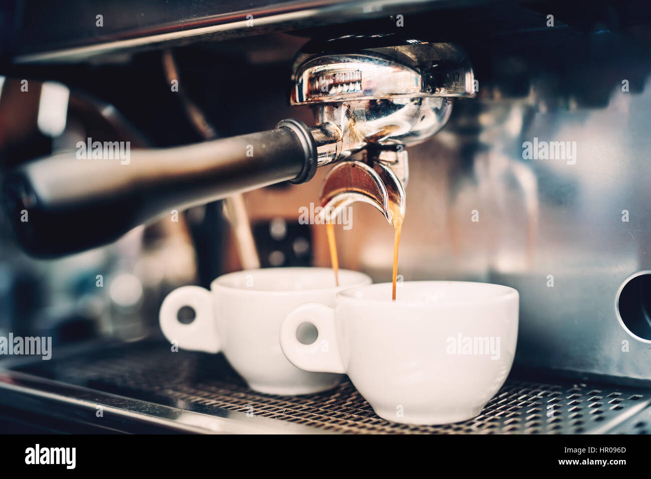 Proffessional brauen - Kaffee bar Details. Espressokaffee aus Espresso-Maschine  gießen. Barista-Details im café Stockfotografie - Alamy