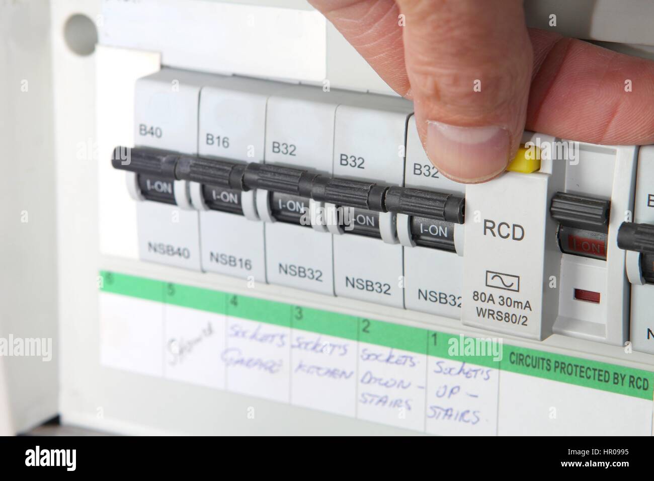 Ein RCD (Fehlerstromschutzschalter) testen auf einem UK Privathaushalt  elektrische Einheit oder Sicherung box Stockfotografie - Alamy