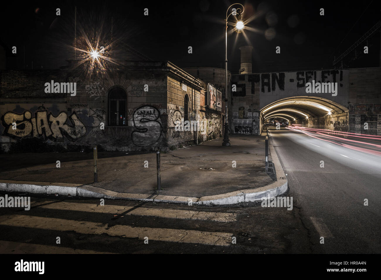 Städtisches Motiv in Rom bei Nacht Straßenecke Stockfoto