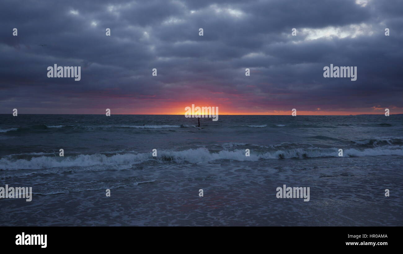 Los Angeles-Abend-Surfer. Den Sonnenuntergang an der West Küste von Amerika. Zwei Surfer nehmen das Wasser in dem schwindenden Licht. Stockfoto