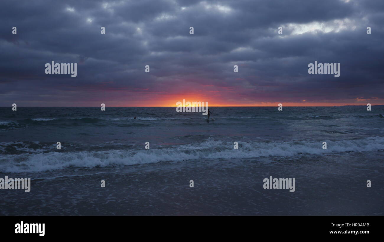 Los Angeles-Abend-Surfer. Den Sonnenuntergang an der West Küste von Amerika. Zwei Surfer nehmen das Wasser in dem schwindenden Licht. Stockfoto