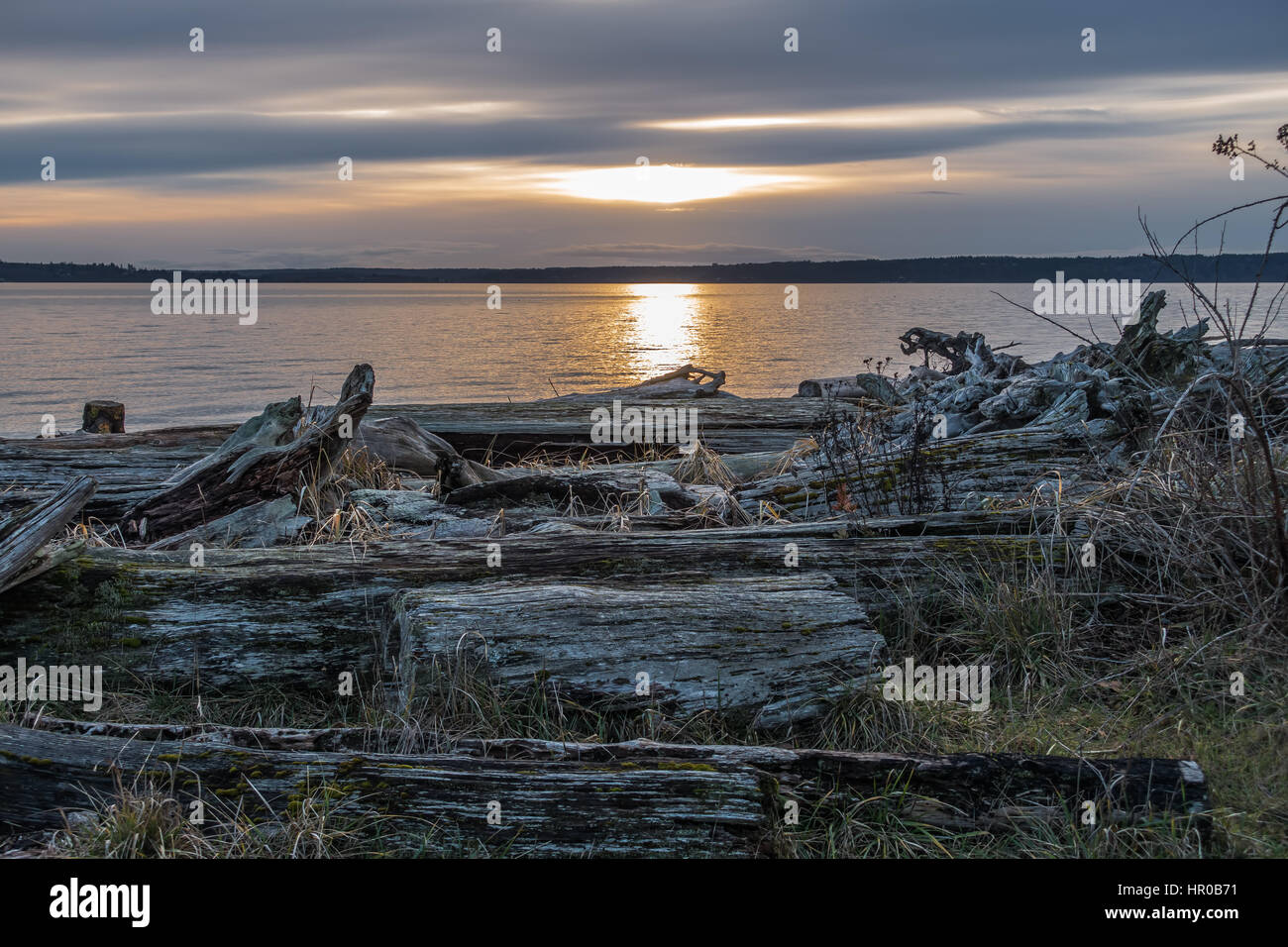 Die Sonne geht hinter bedecktem Himmel in Normandie Park, Washington. Stockfoto