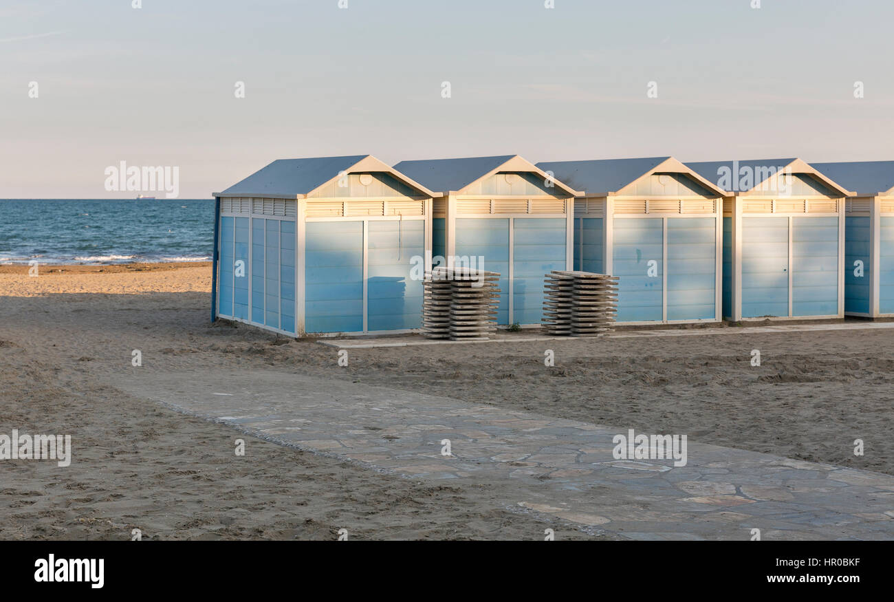 Leere Lido Resort Strandhütten im Herbst, Venedig, Italien. Stockfoto