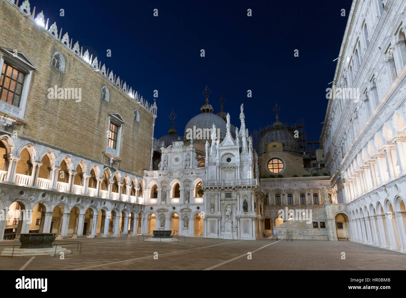 Ein Blick auf den Innenhof der Dogenpalast in Venedig in der Nacht. Stockfoto