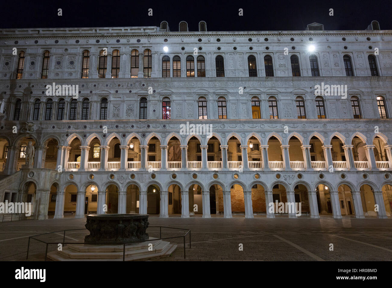 Ein Blick auf den Innenhof der Dogenpalast in Venedig in der Nacht. Stockfoto