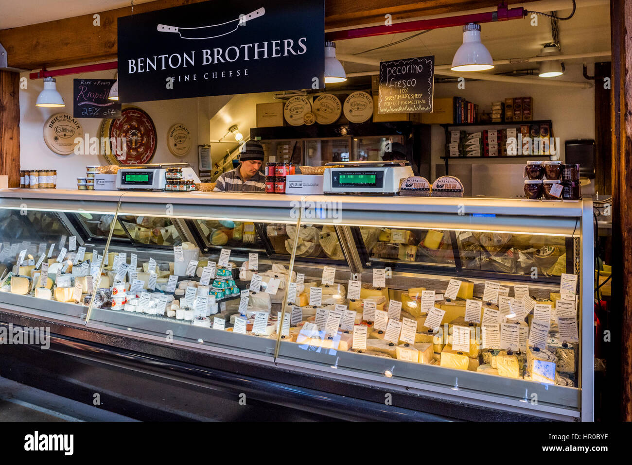 Benton Brothers Käse-Theke, Granville Island Public Market, Vancouver, Britisch-Kolumbien, Kanada. Stockfoto